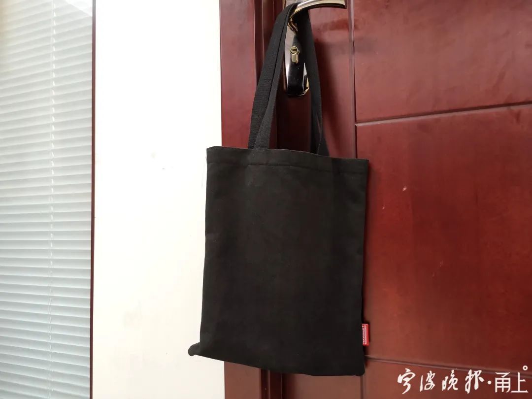 年轻|警方提醒！看到这样的黑色手袋一定要小心！已多名年轻女性受害！