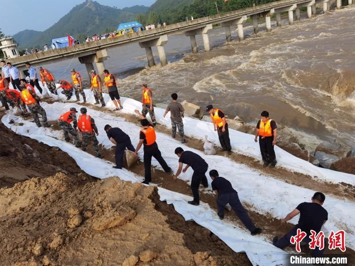 万永庄|湖北麻城一河堤出现塌方 转移民众1800余人