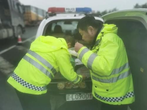  相随|节日“警”相随，守护不打烊，盘锦交警的别样“双节”这样过...