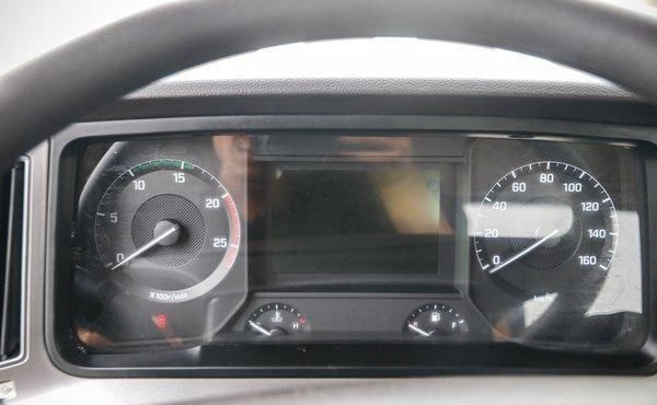  实拍|新增各种预警配置，实拍520马力现代创虎重卡，还有越野模式