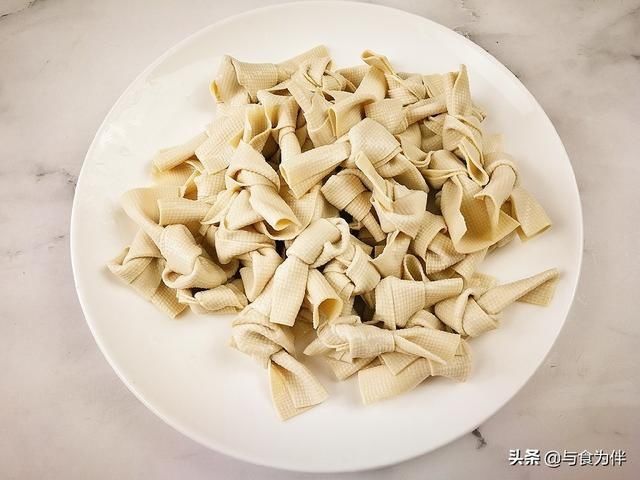  豆腐皮|豆腐皮焯水时，别忘加点“它”，做出来滑嫩入味，米饭都不够吃了