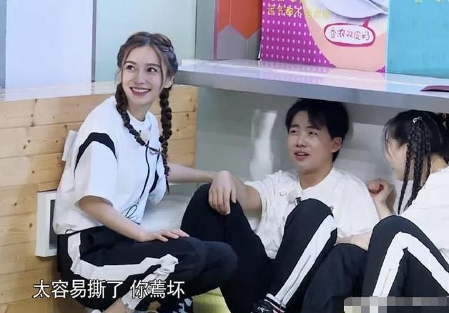  口红粘牙|《奔跑吧》那么多女嘉宾，为何只有杨颖的口红经常粘牙？