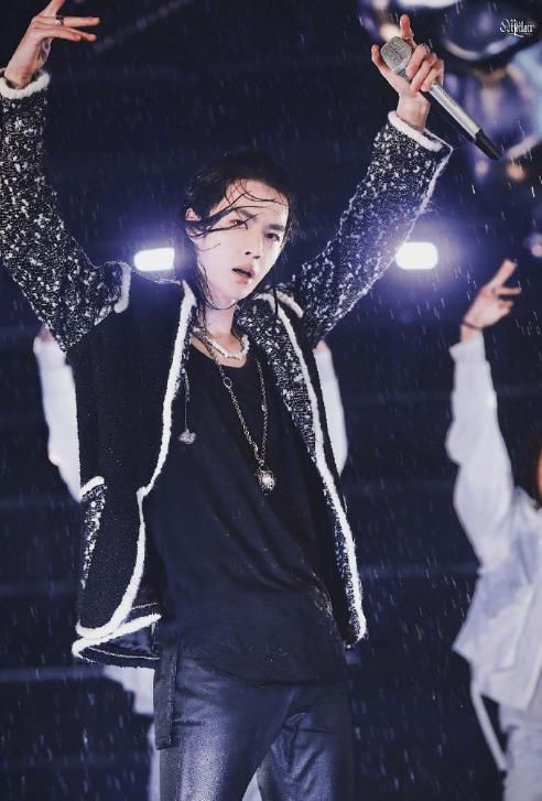  王一博|队长王一博太暖心！《这就是街舞3》选人花絮，跪着看小学员表演