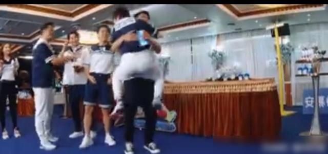  熊抱|跑男郑恺录跑男瘦了10斤，蔡徐坤熊抱郑恺，郑恺带了一朵什么花