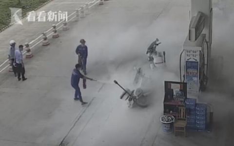 加油站|警车加油站起火 刚入职的他提起灭火器冲了上去