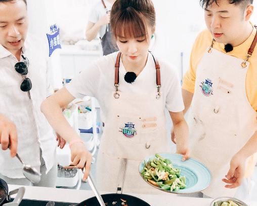  下厨|中餐厅女嘉宾下厨，周冬雨戴橡胶手套，看到赵丽颖：这么怕的吗？