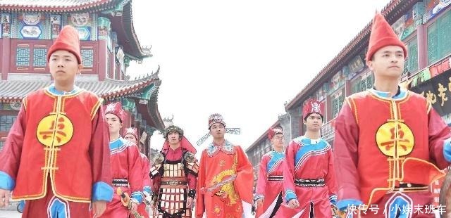 皇帝|因同情皇帝，胆大在考卷写下8字，皇帝看后激动拍桌，点为状元