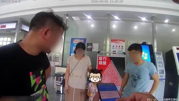  父母|二娃父母们：出门在外照顾小的，别落下大的