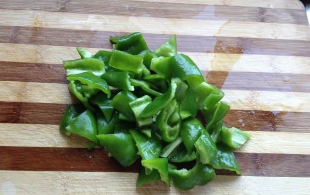 家里人|青椒配此菜一起炒，老年人常吃，软化血管有奇效，快告诉家里人