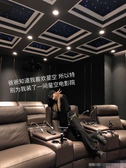 电影院|周扬青晒超壕生日礼物 父亲特意为她打造星空私人电影院