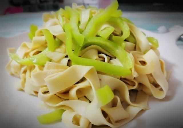 做法|素炒洋葱丝,青椒炒豆腐皮,虾仁焖豆腐,隔水蒸鸡的做法