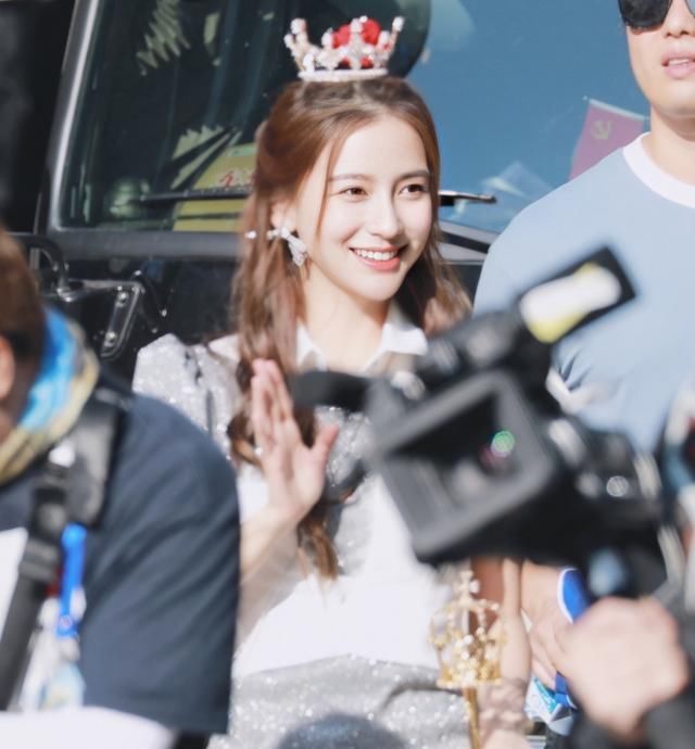 头戴|baby戴“水晶冠”亮相跑男,细看她的妆发造型,确定不是来选秀?