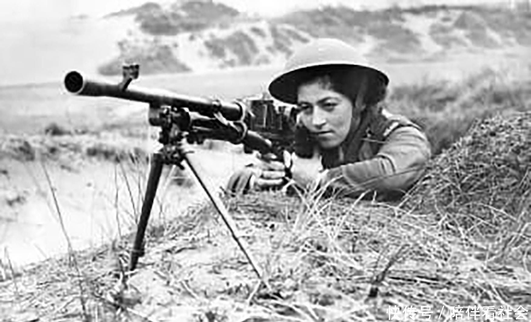 参观|历史罕见照：躺棺材中的墨索里尼，参观女子学院的希特勒，坦克上煎蛋的德军