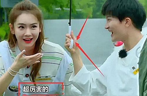 综艺节目|戚薇冒雨下车时,看到第一个上前撑伞的是谁:这样的人怎么能不红