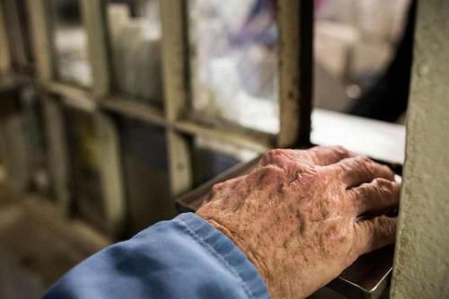 被判|那些被判无期徒刑的犯人,年迈后还要继续劳动吗?真相令人很心酸