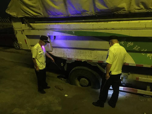  车轮|雨夜路面塌陷， 一货车到小区送货车轮被“咬”