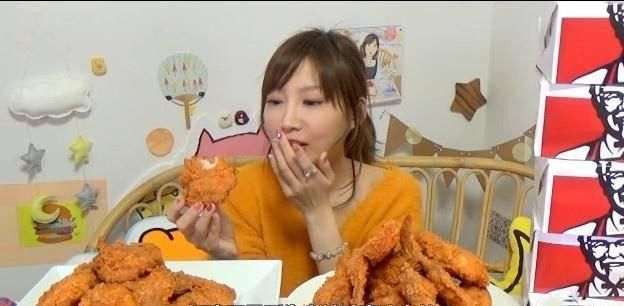 淡定|大胃王吃30个肯德基炸鸡翅,以为直接吃,看桌角一物网友不淡定了