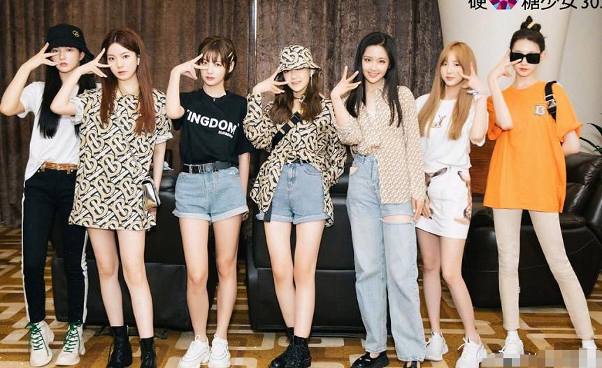  炙热|《炙热的我们》总决赛，硬糖少女担任评审团，网友却直言配吗？