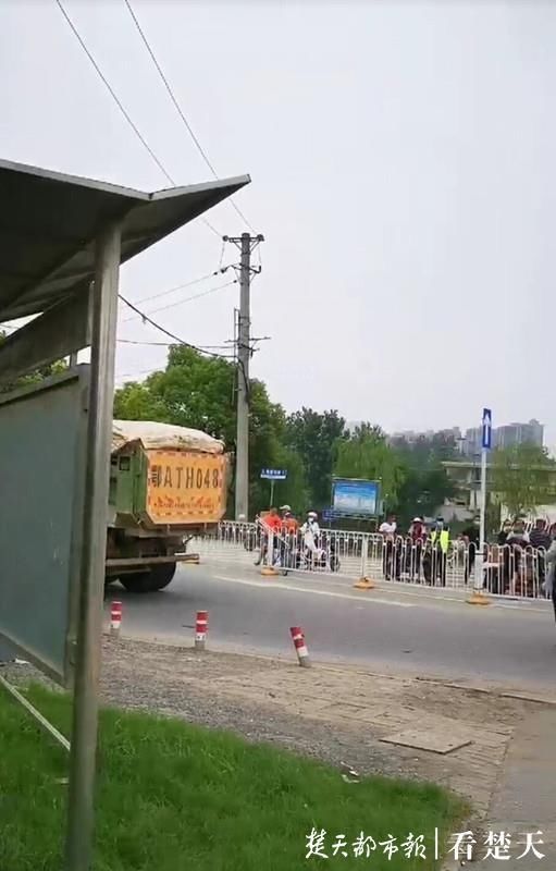  骑车|共享单车与渣土车相撞，骑车男子不幸身亡