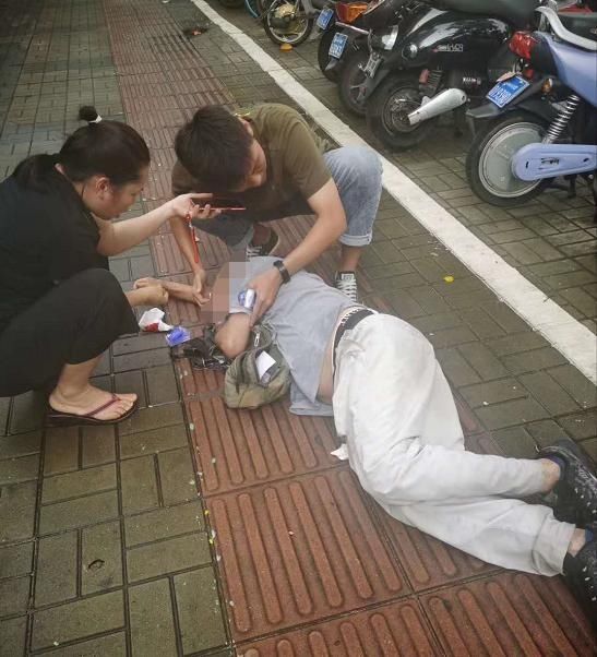  老人|街头，8旬老人突然摔倒，接下来一幕必须赞