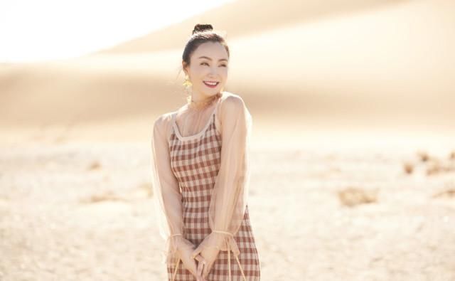  减龄|陶虹出行，穿格纹马甲内搭蓝色裙子，这么穿减龄10岁都不止！