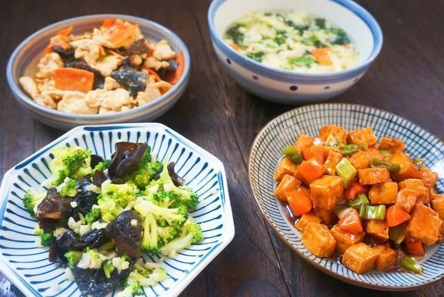 清淡|晒晒一家三口的晚餐,3菜1汤,清淡有营养,30分钟就做好