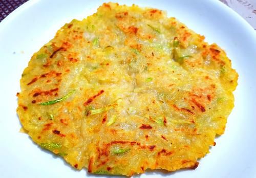 上桌|明日立秋,这道素饼给家人吃,一拌一煎上桌块,外酥里嫩,很美味