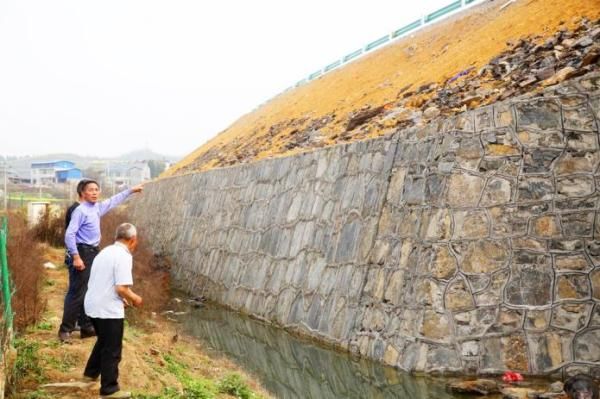  遵义|遵义一村民勇救落水女孩却摔伤骨折，事后起诉施工方及女孩