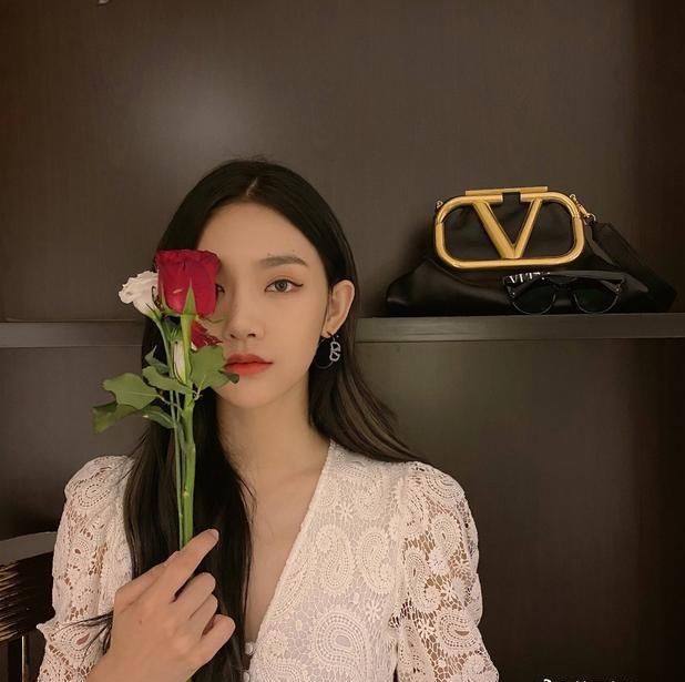  会显得比较|曾可妮女团造型不要太好看，少女心首饰迷人亮眼，减龄穿搭学起来