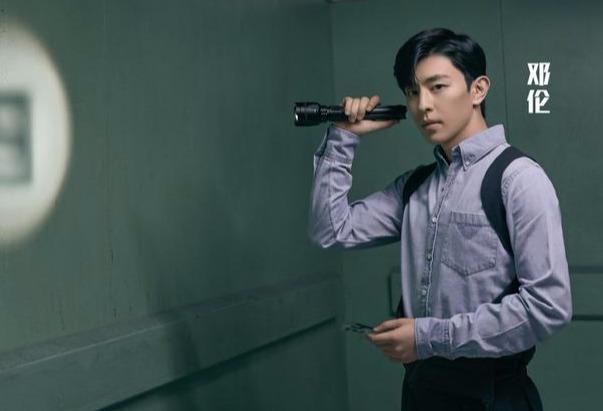  胳膊|《密室大逃脱》黄明昊胳膊上挂了几个人？终究是忙内扛下了所有