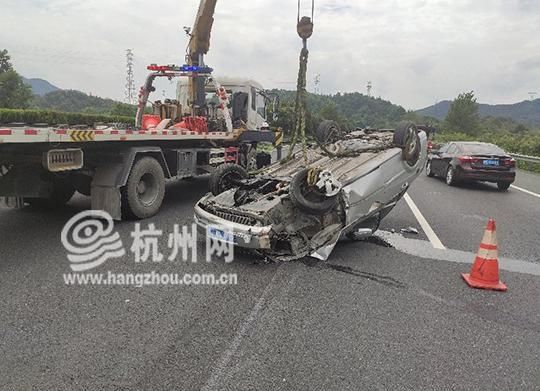  女司机|女司机想变道错把油门当刹车，结果车子“四脚朝天”翻在高速上……