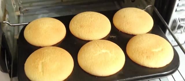  家庭版|家庭版蛋黄派，香甜绵软，奶香味浓郁，自己做无添加，孩子特爱吃