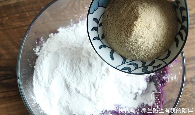 紫薯饼|早餐不用出去买了,紫薯这样做早餐,软糯香甜有营养,孩子抢着吃