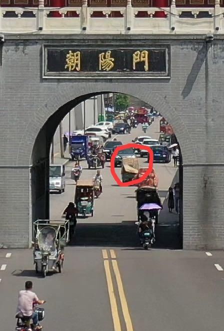  游客|临颍：一名游客正在朝阳门拍照，一扭头包没有了