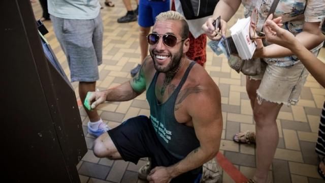 加拿大|有钱人闲着没事做？加拿大富二代不戴口罩，带着妈妈们抗议封锁