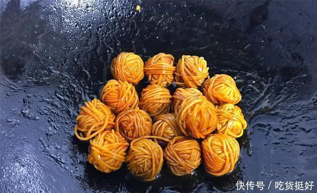 吃上去|鹌鹑蛋新吃法,加一把面条酸甜酥脆,比糖醋排骨还好吃