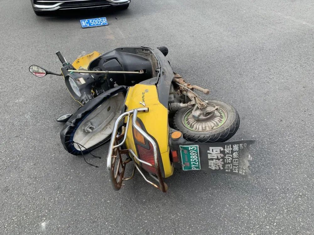 发生|平阳一电动车和奔驰发生碰撞!全责