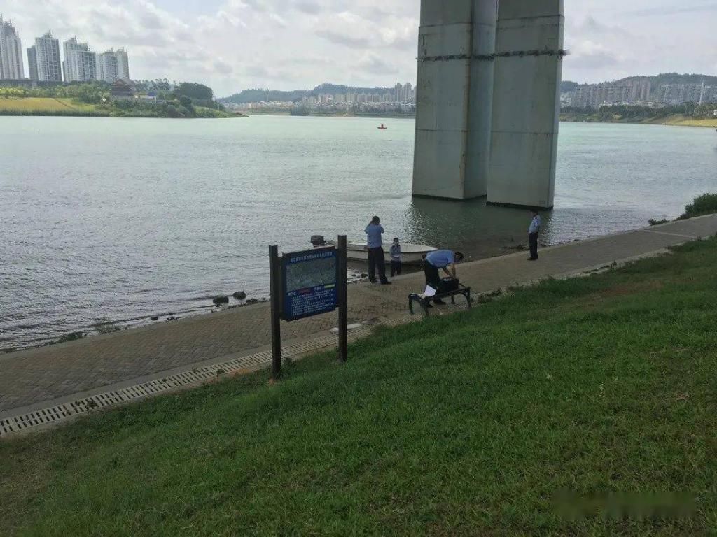  唏嘘|心痛到颤！婴儿被妈妈抛入江中，还穿着纸尿裤！原因令人唏嘘