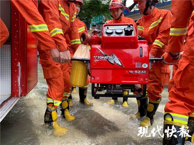  公园|石头城公园内排水管井倒灌，消防第一时间现场救援