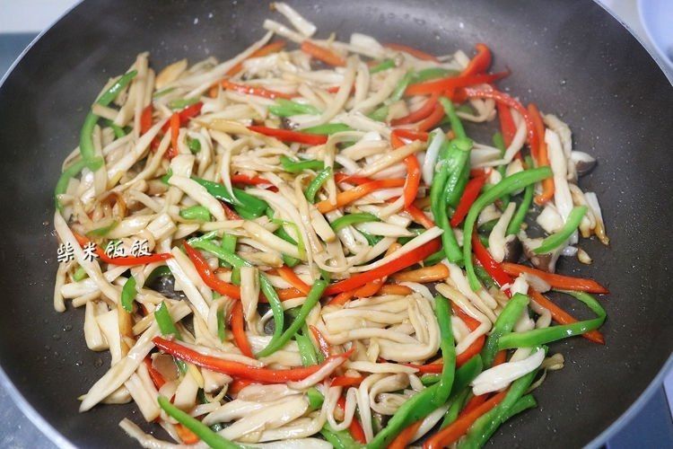  翻炒均匀|这三样一起炒，又鲜又脆，吃一口鲜嫩多汁，比肉嚼起来更香