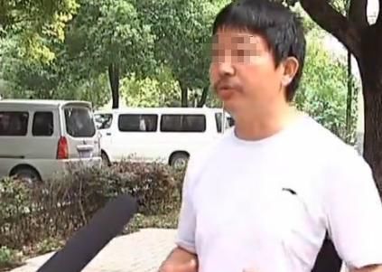  妻子|男子月收入1.2万，却在街头哭诉买不起馒头，二婚妻子：闹也没用