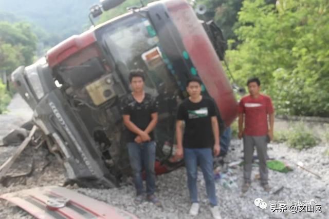 报警|广昆高速一货车侧翻5小时才报警,交警一问 司机慌了