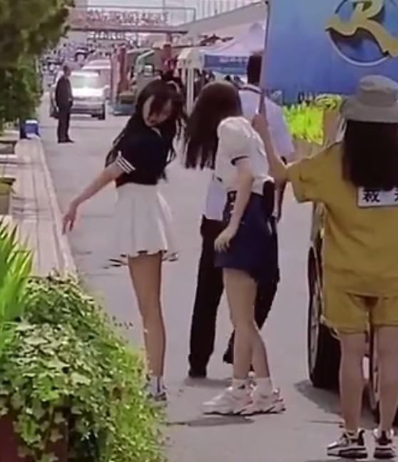  担心|《奔跑吧》吴宣仪担心裙子太短，看到欧阳娜娜的反应后，真假闺蜜一目了然