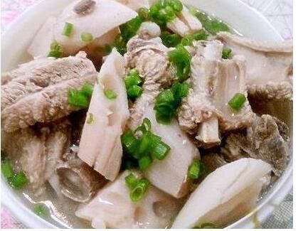  切段|美食精选，莲藕切成楔形块，酒香豆苗，牛肉小炒，把蒜苗洗净切段