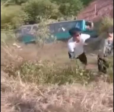  山沟|大巴被追尾翻落山沟，消防紧急救出11名乘客