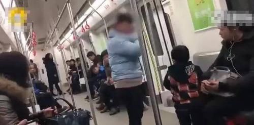  妈妈|地铁上，这位妈妈的举动引众怒，网友：这才是穷人最真实的生活
