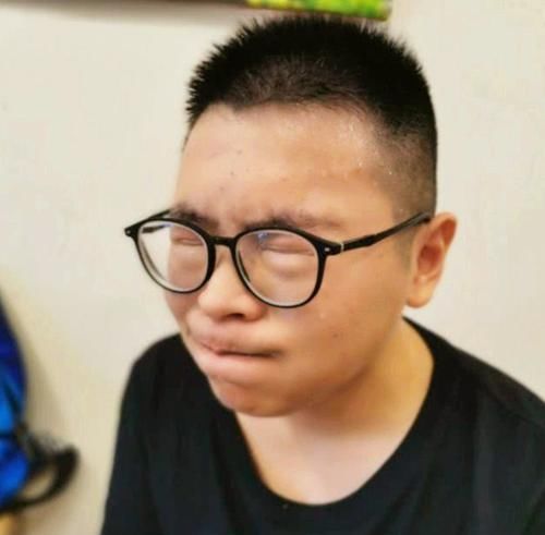  就免|商家搞活动，吃完一根鸡翅就免单，没想到却是套路，没有一人成功！