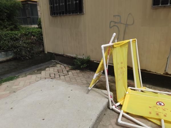  事发现场|8岁男童小区景观池旁触电身亡 事发5天肇事裸露电线还在