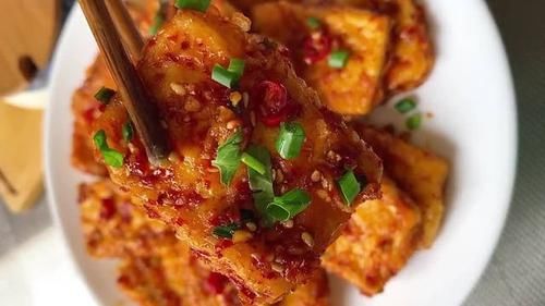 嫩酸|香煎豆腐的做法,外酥里嫩酸辣味美,既下酒又下饭最美不过家常味