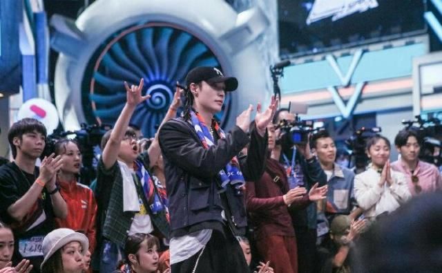 跺裂|人间打桩机?张艺兴小绵羊变大魔王,为练舞把地板跺裂